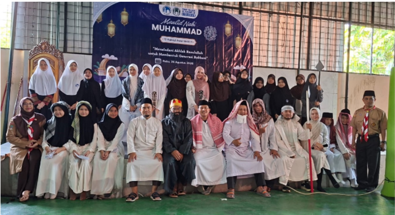Murid dan guru berfoto bersama pada peringatan Maulid Nabi Muhammad SAW